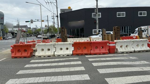 중동전쟁 여파로 원자재 가격이 급등하면서 도로 확장 및 포장공사 현장 곳곳에서 차질이 빚어지고 있다. 서고은 기자