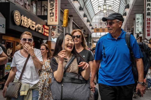 일본 도쿄의 아사쿠사 지역 거리를 걷고 있는 외국인 관광객들[사진=AFP·연합뉴스]