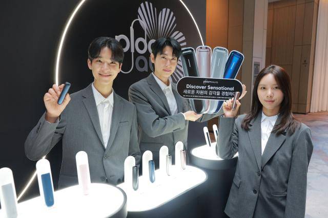 JTI코리아 홍보 모델들이 31일 오전 서울 영등포구 페어몬트 앰배서더 서울 호텔에서 궐련형 전자담배 디바이스 신제품 플룸 아우라Ploom AURA를 선보이고 있다 20260331사진유대길 기자 dbeorlf123ajunewscom