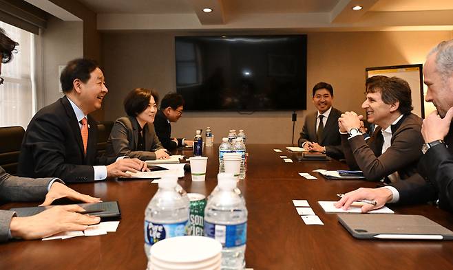 뉴욕 한국경제 투자설명회(IR) 행사 개최로 미국 뉴욕을 방문중인 구윤철 부총리 겸 재정경제부 장관이 14일(현지시간) 더 웨스턴 뉴욕 센트럴호텔에서 마크 로완 아폴로 회장과 면담을 하고 있다. / 사진: 재정경제부