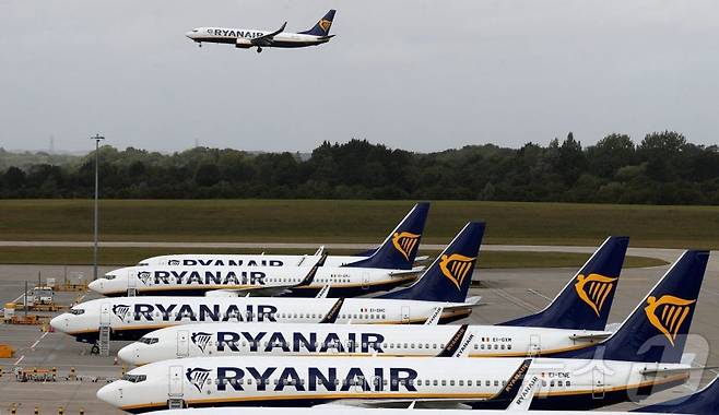 영국 런던 스탠스테드 공항 활주로에 라이언에어 항공기들이 서 있다. 2020.08.20. ⓒ AFP=뉴스1