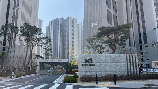 '철산자이 브리에르' 단지 입구에서 바라본 전경./성채리 인턴기자