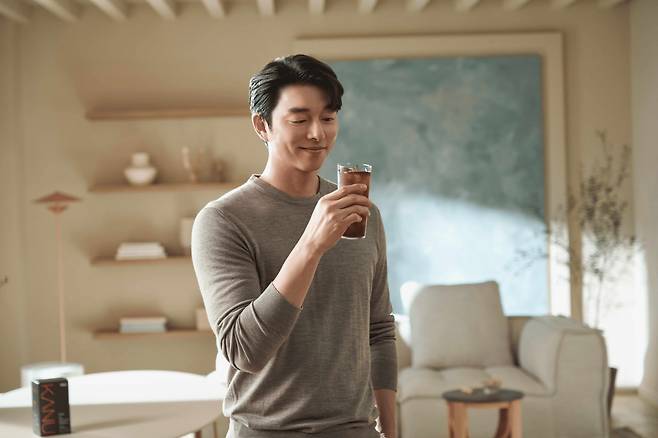 배우 공유가 ‘카누’ 커피를 마시고 있다. (사진제공=동서식품)
