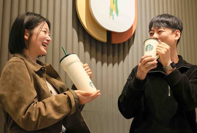 스타벅스 고객들이 개인 컵을 사용해 주문한 음료를 즐기고 있다. (사진제공=스타벅스코리아)