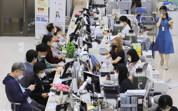 최근 은행권이 만기 1년의 정기예금 상품 금리를 줄줄이 인상하며 2%대에 머물던 금리가 3%대로 재진입했다. 한국은행이 7회 연속 기준금리를 동결했음에도 시장금리가 인상하면서, 은행들이 하나둘 금리인상에 합류하는 모습이다./사진=미디어펜 김상문 기자