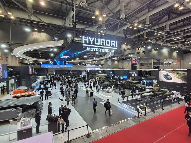 지난해 10월 일산 킨텍스에서 열린 서울 국제 항공우주 및 방위산업 전시회 2025(ADEX 2025) 실내 전시장에 마련된 현대로템과 현대위아, 기아 등 현대차그룹 방산 계열사의 통합 부스./임준혁 기자