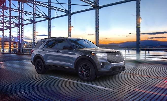 포드 익스플로러는 경쟁 모델 가운데 폭스바겐 아틀라스 대비 국내 판매가격이 약 1,000만원 비싸다. 사진은 포드 익스플로러 ST라인. / FL오토코리아