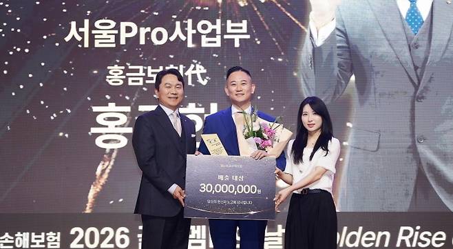 ▲15일  인천 영종도 파라다이스시티에서 열린 'KB손해보험 2026 골드멤버의 날' 시상식에서 (왼쪽부터)구본욱 사장, 홍주현 홍금보험대리점 대표, 쇼트트랙 국가대표 김길리 선수가 기념사진을 촬영하고 있다.