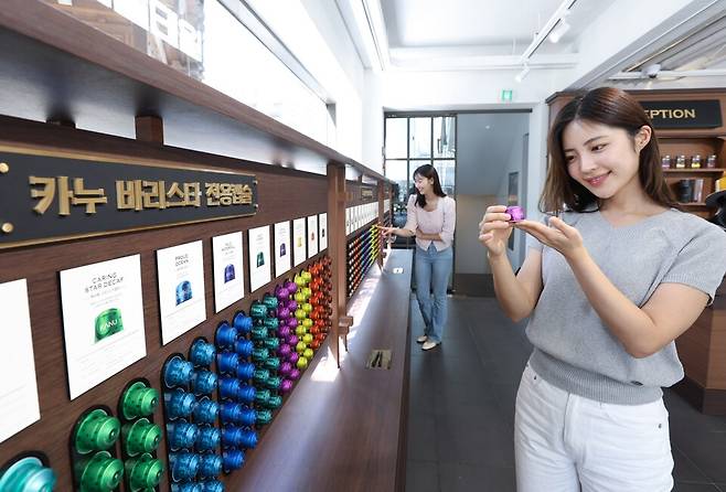 고객이 지난해 서울 종로구 북촌에서 진행된 플래그십 스토어 '카누 캡슐 테일러 in 북촌'에서 카누 바리스타 전용캡슐을 보고 있다. [사진=동서식품]