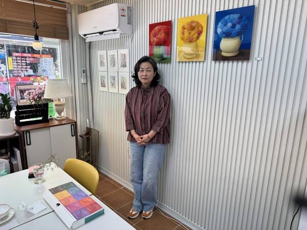 프로그램 진행 테이블 옆 벽면에는 눈을 시원하게 하는 그림들이 걸려 있다. / 디멘시아뉴스