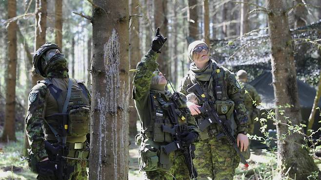 지난 2023년 에스토니아 누르미에서 에스토니아 방위 연맹 소속 병사들이 훈련 중 다가오는 드론 비행에 대해 논의하고 있다. (사진=미 육군)
