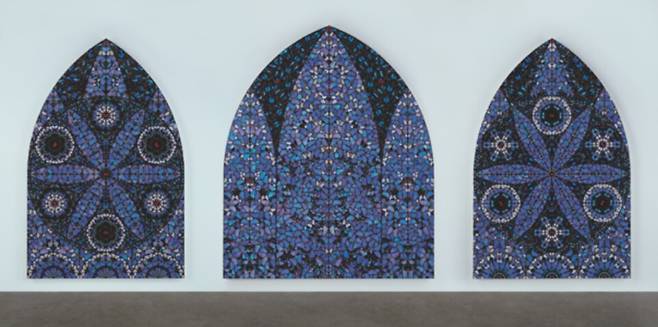 수천 마리의 나비 날개를 사용해 제작된 삼면화 '신의 무한한 권능과 영광을 묵상하며'. (사진 Prudence Cuming Associates © Damien Hirst and Science Ltd. All rights reserved, DACS 2026.)/뉴스펭귄