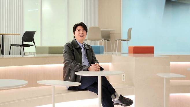 초기 제조업의 ‘기술 언어 장벽’을 AI로 줄이겠다는 목표로 출발한 텔어스는 단순 번역이나 통역을 넘어, 제조기업의 해외 영업과 협업 과정 전반을 지원하는 서비스로 확장성을 더하고 있다. 이에 테크42는 텔어스의 정원국 대표를 만나 좀 더 자세한 이야기를 들어봤다. (사진=테크42)