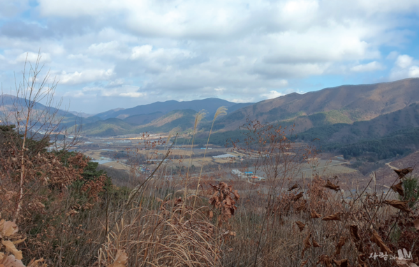 당신은 왜 산에 가는가? 라고 묻는다면 이렇게 말하고 싶다. 산행을 하다가 아랫쪽 마을이나 도시(속세)를 내려다 보면&nbsp; 마음이 홀가분 해지고 여유가 생긴다.&nbsp;&nbsp;