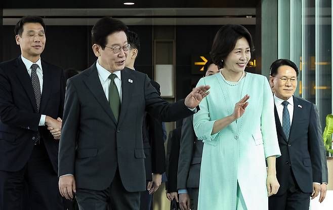 싱가포르 국빈 방문 일정을 마친 이재명 대통령과 김혜경 여사가 3일(현지 시간) 필리핀 국빈 방문을 위해 창이 국제공항에서 출국하며 공항 직원들에게 인사하고 있다. 사진=뉴시스