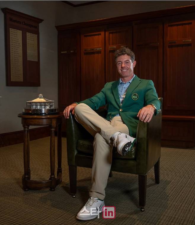 2025년 마스터스를 처음 제패한 로리 매킬로이가 우승자만 사용하는 챔피언스 라커에 앉아 포즈를 취하고 있다. (사진=로리 매킬로이 인스타그램)