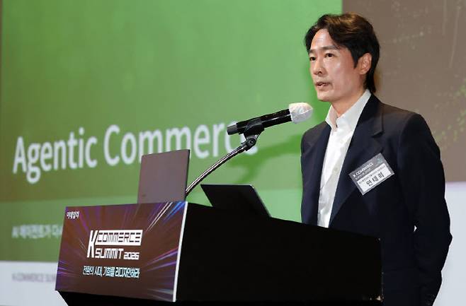 안태희 보스톤컨설팅그룹코리아 MD파트너가 16일 서울 여의도 FKI타워에서 열린 'K-COMMERCE Summit 2026'에서 '에이전틱 커머스의 부상: AI 에이전트가 다시 쓰는 커머스 질서'란 주제로 강연을 하고 있다.(사진=이데일리 방인권 기자)