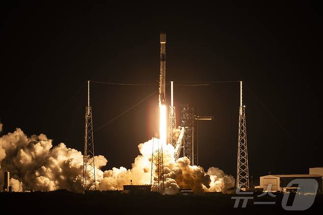 우리 군의 군사정찰위성 5호기가 발사되는 모습.  (스페이스x 제공, 재판매 및 DB 금지)2025.11.2 ⓒ 뉴스1 김진환 기자