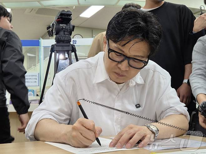 한동훈 전 국민의힘 대표가 14일 부산시 만덕2동 주민센터에서 전입신고 서류를 작성하고 있다. 2026.4.14 ⓒ 뉴스1 임순택 기자