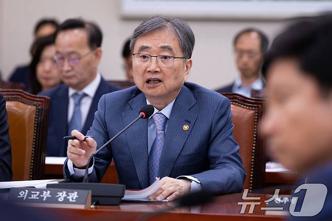 조현 외교부 장관이 15일 서울 여의도 국회에서 열린 제434회 국회(임시회) 외교통일위원회 제1차 전체회의에서 의원들의 현안 질의에 답하고 있다. 2026.4.15 ⓒ 뉴스1 유승관 기자