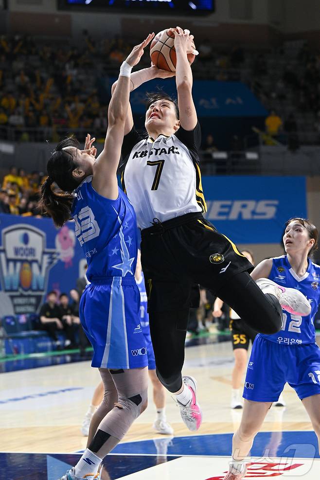 12일 충남 아산 이순신체육관에서 열린 BNK금융 2025-2026 여자프로농구 플레이오프(PO) 3차전 청주 KB스타즈와 아산 우리은행의 경기에서 KB스타즈 박지수가 골밑 공격을 하고 있다. 한편, KB스타즈는 이날 81대55로 승리하며 3연승으로 챔피언결정전에 진출에 성공했다. (WKBL 제공, 재판매 및 DB 금지) 2026.4.12 ⓒ 뉴스1 김진환 기자