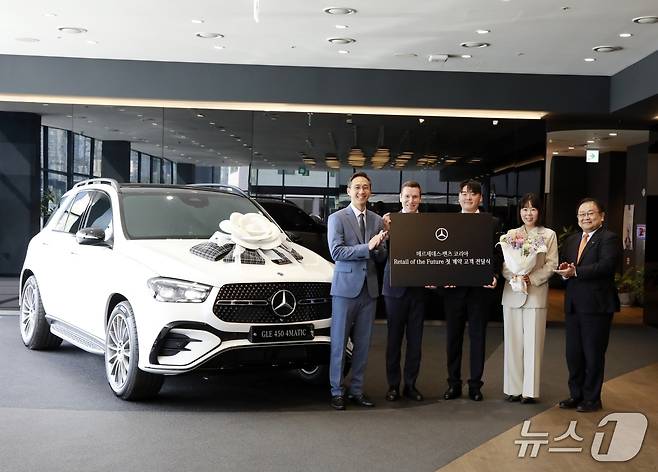 (왼쪽부터) 김은중 메르세데스-벤츠 코리아 제품 및 세일즈 부문 총괄 부사장, 마티아스 바이틀 메르세데스-벤츠 코리아 대표이사, RoF 1호 차량을 인도받은 안욱주 고객과 조영옥 고객, 노재봉 HS효성더클래스 대표이사가 메르세데스-벤츠 구리 전시장(HS효성더클래스)에서 기념촬영을 하고 있다.(메르세데스-벤츠 제공)