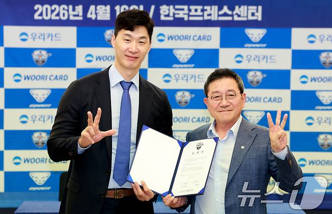 프로배구 남자부 우리카드의 박철우 신임감독(왼쪽)이 16일 서울 중구 프레스센터에서 열린 '우리카드 배구단 박철우 감독 취임 기자회견' 진성원 구단주와 계약서를 들고 기념촬영을 하고 있다. 박 감독은 올해 1월부터 파에스 전 감독의 뒤를 이어 감독대행으로 지휘봉을 잡아 후반기 18경기에서 14승 4패를 기록하며 포스트시즌에 진출하는 성과를 만들어내며 이번에 우리은행 제5대 감독으로 공식 선임됐다. 2026.4.16 ⓒ 뉴스1 이호윤 기자
