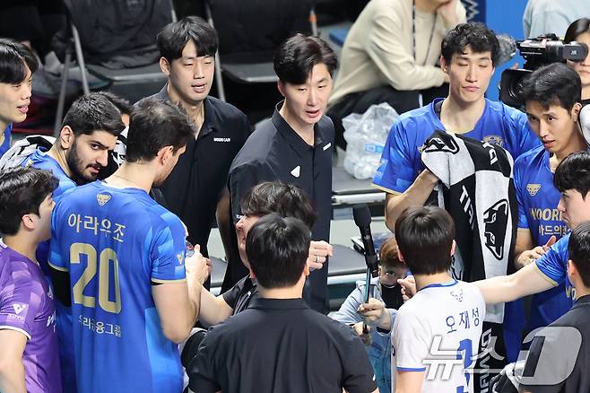 8일 오후 서울 장충체육관에서 열린 프로배구 진에어 2025-2026 V리그 남자부 우리카드와 대한항공의 경기에서 박철우 우리카드 감독대행이 선수들에게 작전을 지시하고 있다. 2026.1.8 ⓒ 뉴스1 이광호 기자