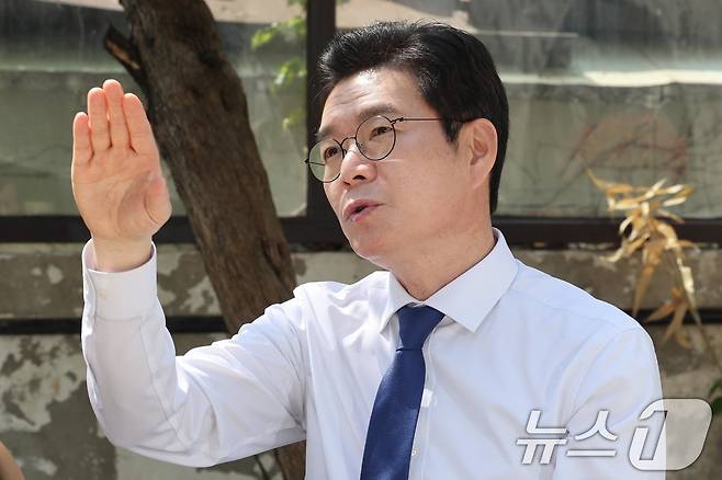 정원오 더불어민주당 서울시장 후보가 15일 오전 서울 종로구에서 진행된 '정원오가 간다: 찾아가는 서울人터뷰'에 참여해 북촌 상인들과 대화하고 있다. '정원오가 간다: 찾아가는 서울人터뷰'는 후보의 직통번호로 접수된 5,186건의 시민 문자 중에서 사연을 선정해 후보가 직접 당사자를 찾아가 인터뷰를 나누는 캠페인이다. 2026.4.15 ⓒ 뉴스1 조연우 인턴기자