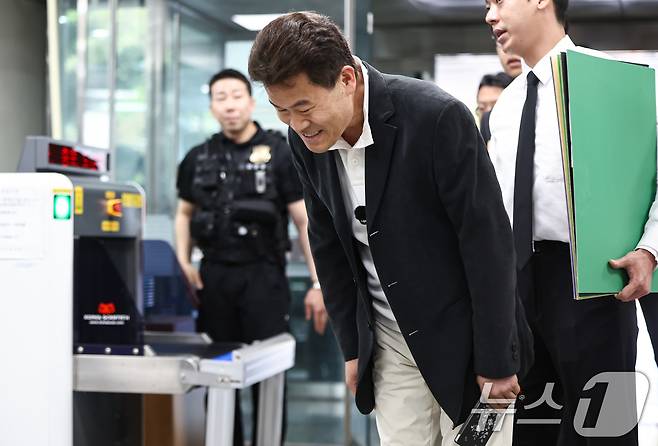 이재명 대통령과 개혁신당 이준석 대표의 명예를 훼손한 혐의를 받는 유튜버 전한길(본명 전유관)씨가 16일 서울 서초구 서울중앙지방법원에서 열린 구속 전 피의자 심문(영장실질심사)에 출석하며 지지자들에게 인사하고 있다. 2026.4.16 ⓒ 뉴스1 김도우 기자