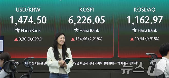 16일 서울 중구 하나은행 딜링룸 현황판에 코스피지수가 전일 종가 대비 134.66포인트(p)(2.21%) 상승한 6226.05를 나타내고 있다. 2026.4.16 ⓒ 뉴스1 박지혜 기자