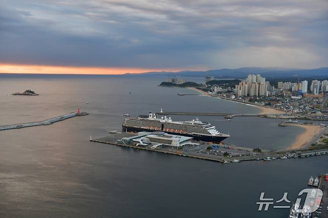 과거 속초항 입항 당시 웨스테르담호.(속초시 제공, 재판매 및 DB 금지) 2026.4.16/뉴스1