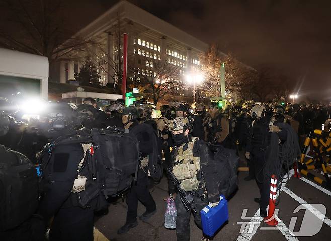 2024년 12월 4일 윤석열 대통령이 선포한 비상계엄에 대해 해제 요구 결의안이 국회 본회의를 통과하자 무장 계엄군이 국회를 나서는 모습. 2024.12.4 ⓒ 뉴스1 박지혜 기자