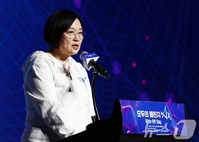 한성숙 중소벤처기업부 장관이 1일 오후 서울 영등포구 콘래드 서울 호텔에서 열린 모두의 챌린지 AX 출범식에서 인사말을 하고 있다. 2026.4.1 ⓒ 뉴스1 김민지 기자