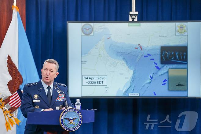 댄 케인 미 합참의장이 16일(현지시간) 워싱턴DC 인근 펜타곤에서 열린 대이란 군사작전 브리핑에서 호르무즈 해협 봉쇄 작전 현황에 대해 설명하고 있다. 2026.04.16. ⓒ 로이터=뉴스1