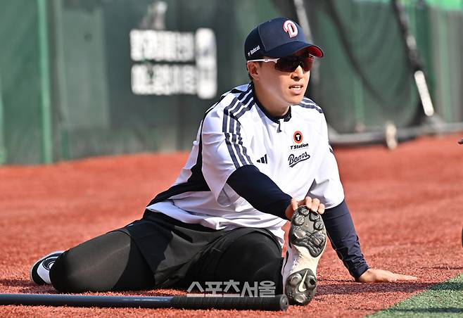 한화에서 두산으로 전격 트레이드 된 손아섭이 14일 문학구장에서 열리는 2026 KBO리그 SSG와 경기에 앞서 스트레칭을 하고 있다. 문학 | 박진업 기자 upandup@sportsseoul.com