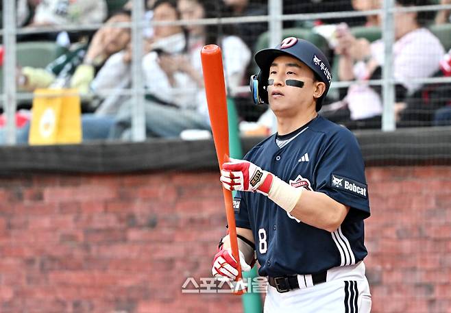 한화에서 두산으로 전격 트레이드 된 손아섭이 14일 문학구장에서 열린 2026 KBO리그 SSG와 1회말 무사 1루 상황에서 첫 타석을 준비하고 있다. 문학 | 박진업 기자 upandup@sportsseoul.com