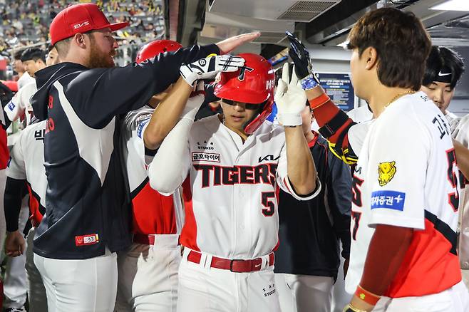 KIA 김도영이 15일 광주-기아 챔피언스 필드에서 열린 2026 KBO리그 정규시즌 키움전에서 7회말 좌월 솔로 홈런을 날린 후 더그아웃으로 돌아와 동료들의 축하를 받고 있다. 사진 | KIA 타이거즈