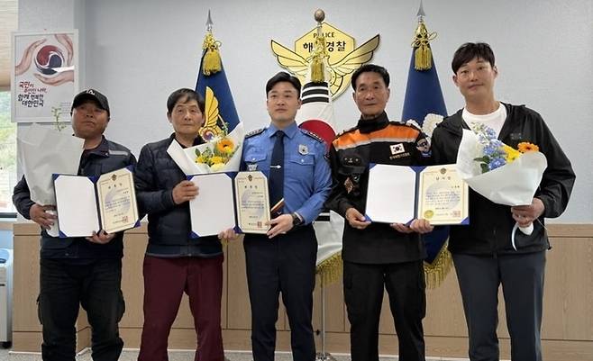 감사장을 받은 이준행 씨(맨 오른쪽). 속초해양경찰서 제공.