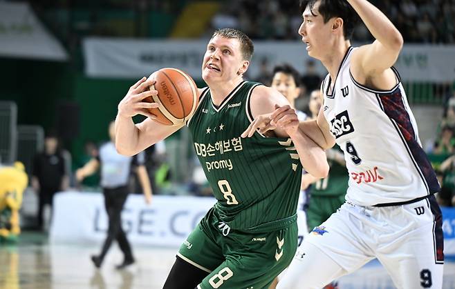 DB 엘런슨이 15일 원주DB프로미아레나에서 열린 2025~2026 LG전자 프로농구 6강 플레이오프 KCC와 2차전서 몸싸움을 하고 있다. 사진 | KBL