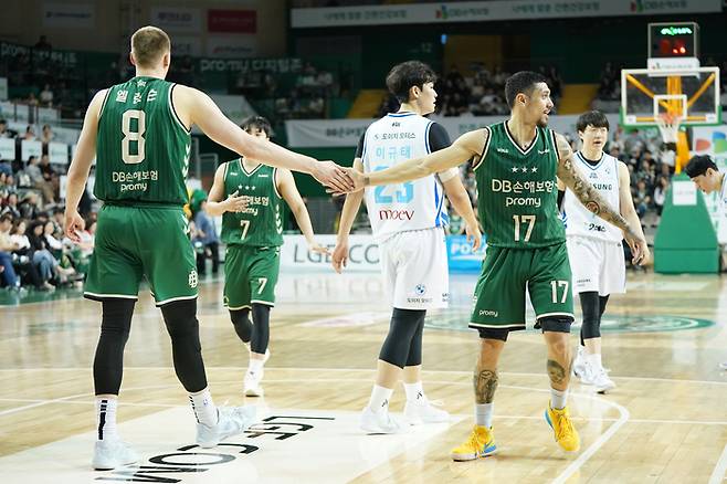 DB 엘런슨(왼쪽)과 알바노가 14 원주DB프로미아레나에서 열린 2025~2026 LG전자 프로농구 정규시즌 6라운드 삼성전에서 하이파이브를 하고 있다. 사진 | KBL
