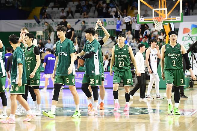 DB 선수들이 15일 원주DB프로미아레나에서 열린 2025~2026 LG전자 프로농구 6강 플레이오프 KCC와 2차전서 종료 후 코트를 빠져나가고 있다. 사진 | KBL