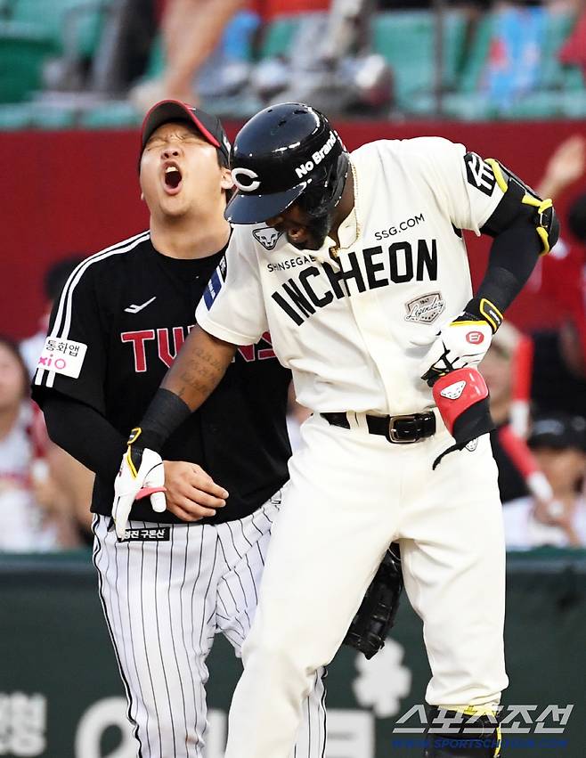 1루 출루 후 실수로 문보경 발을 밟은 뒤 미안해 어쩔 줄 몰랐던 순간.