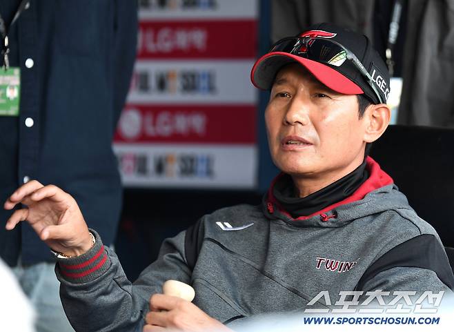 15일 잠실구장에서 열리는 LG와 롯데의 주중 3연전 두 번째 경기. 인터뷰하고 있는 LG 염경엽 감독. 잠실=송정헌 기자songs@sportschosun.com/2026.04.15/