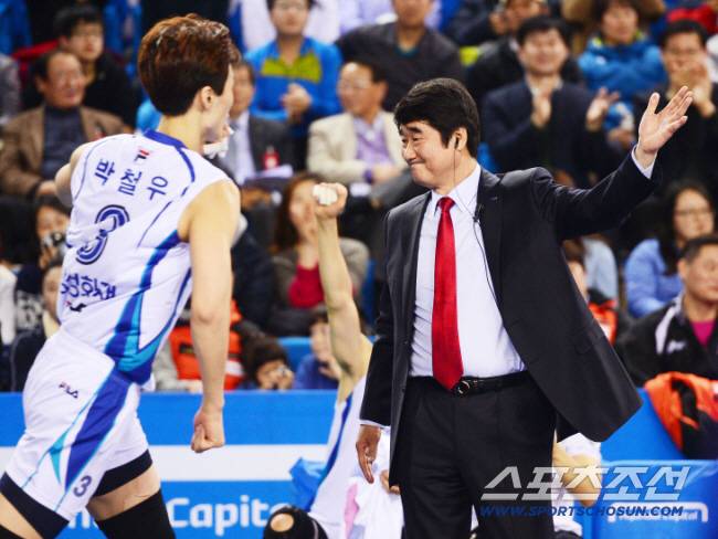 삼성화재 왕조를 함께 일궜던 선수 시절 박철우(왼쪽)와 신치용 감독. 스포츠조선DB