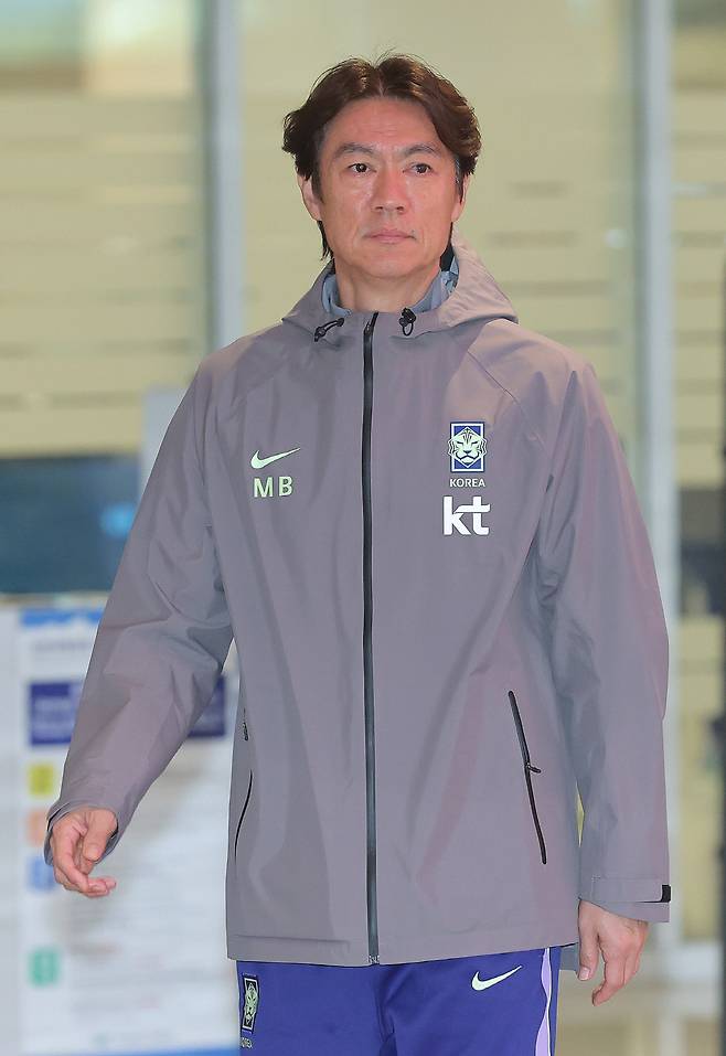 귀국한 축구 국가대표팀 홍명보 감독

    (영종도=연합뉴스) 류영석 기자 = 2026 북중미 월드컵을 앞두고 유럽에서 A매치 2연전을 치른 축구 국가대표팀 홍명보 감독이 2일 인천국제공항 제2여객터미널을 통해 귀국하고 있다. 2026.4.2

    ondol@yna.co.kr

(끝)





<저작권자(c) 연합뉴스, 무단 전재-재배포, AI 학습 및 활용 금지>