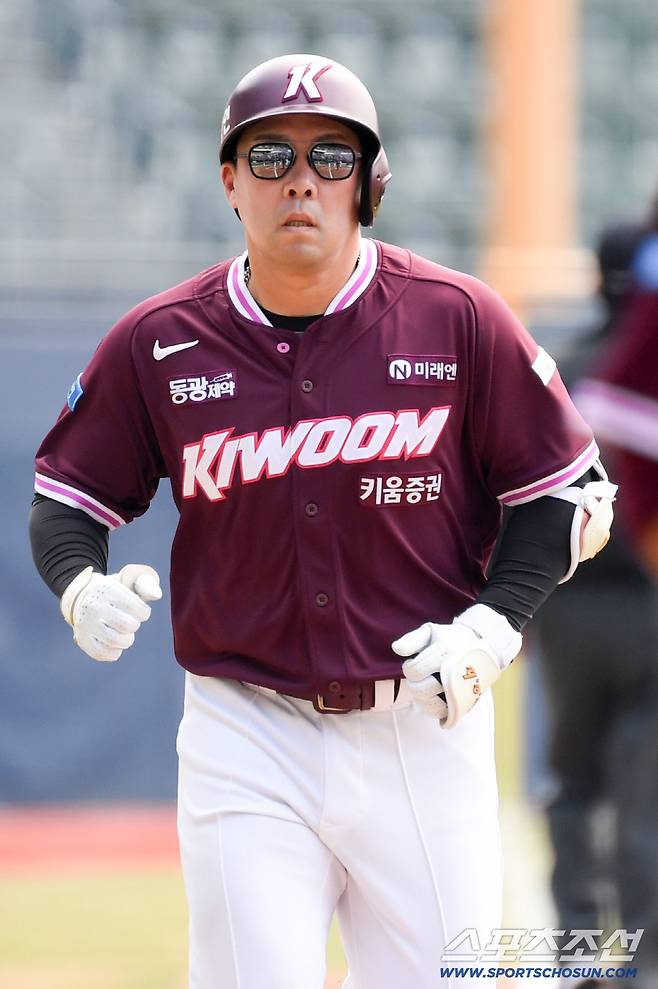 24일 잠실구장에서 열린 LG와 키움의 시범경기. 1회초 무사 1루 키움 안치홍이 투런포를 날린 뒤 기뻐하고 있다. 잠실=박재만 기자 pjm@sportschosun.com/2026.03.24/