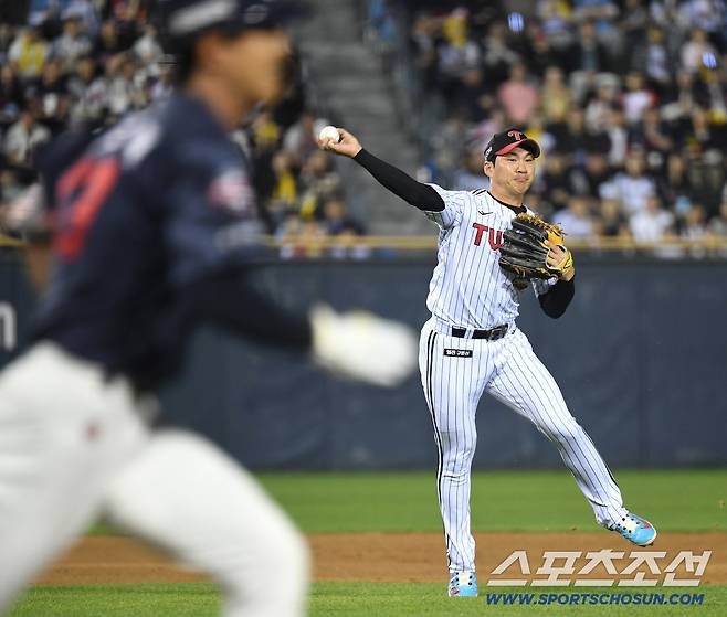15일 잠실구장에서 열린 LG와 롯데의 주중 3연전 두 번째 경기. 5회 2사 3루. 전민재를 내야땅볼로 처리하고 있는 LG 오지환 유격수. 잠실=송정헌 기자songs@sportschosun.com/2026.04.15/
