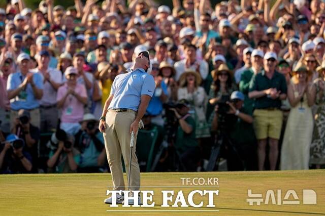 맥길로이가 18번홀 마지막 퍼트를 넣고 2연패를 확정지은 뒤 갤러리들의 기립박수를 받으며 환호하고 있다./AP.뉴시스