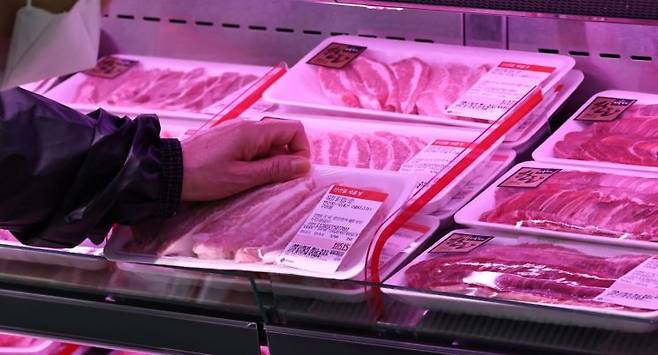 서울 시내 한 대형마트에 돼지고기가 진열돼 있다. 연합뉴스